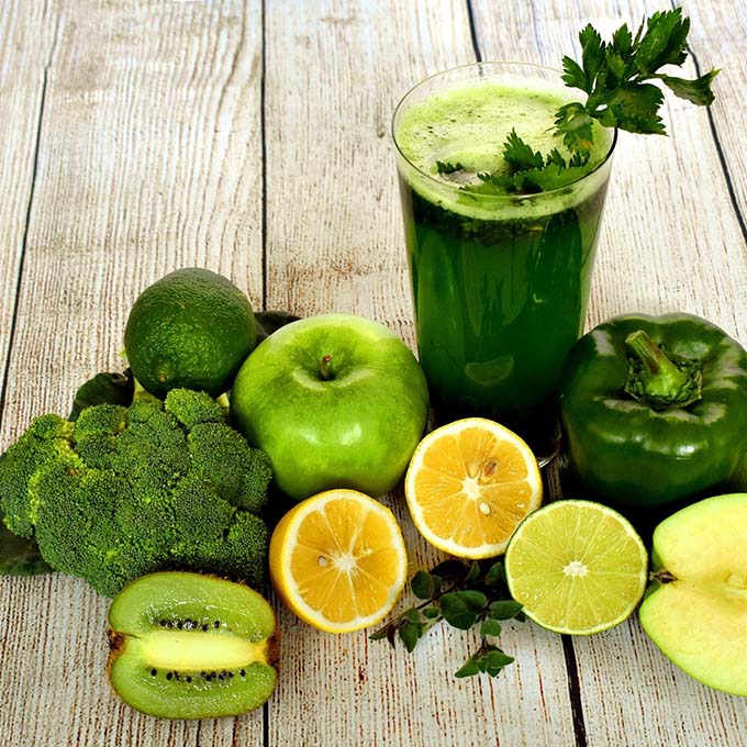 naturopathie-alimentation-saine-jus-vert-legumes